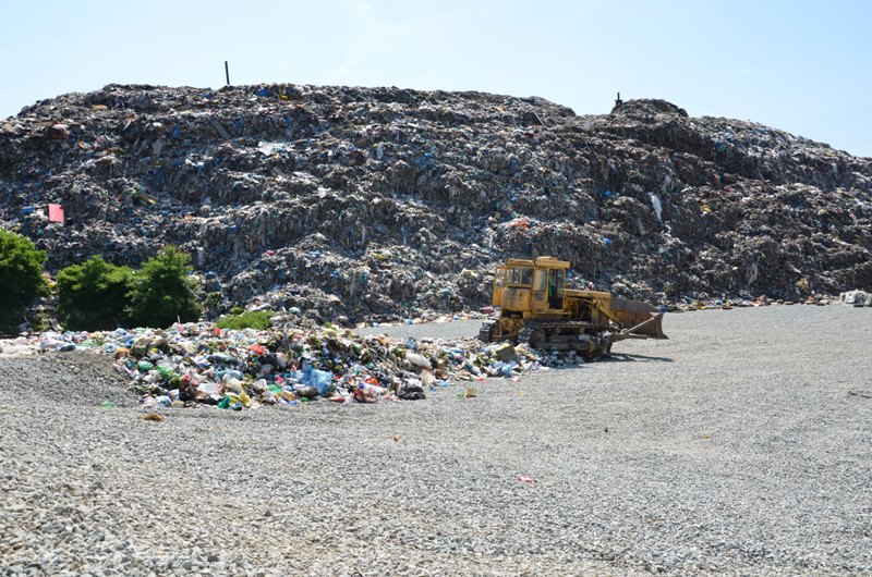 SKLÁDKA ODPADOV 10.07. 2015 ČIASTOČNE UZATVORENÁ