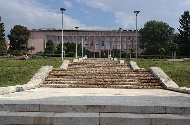 Nové osvetlenie schodov pod slovenským národným múzeom